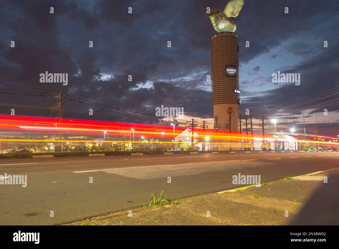 Campinas-sp,brazil-Fefelary 05,2023,don pedro parc commercial vu de l'extérieur, oiseau représentant le centre commercial, ciel nuageux et longue exposition. Banque D'Images