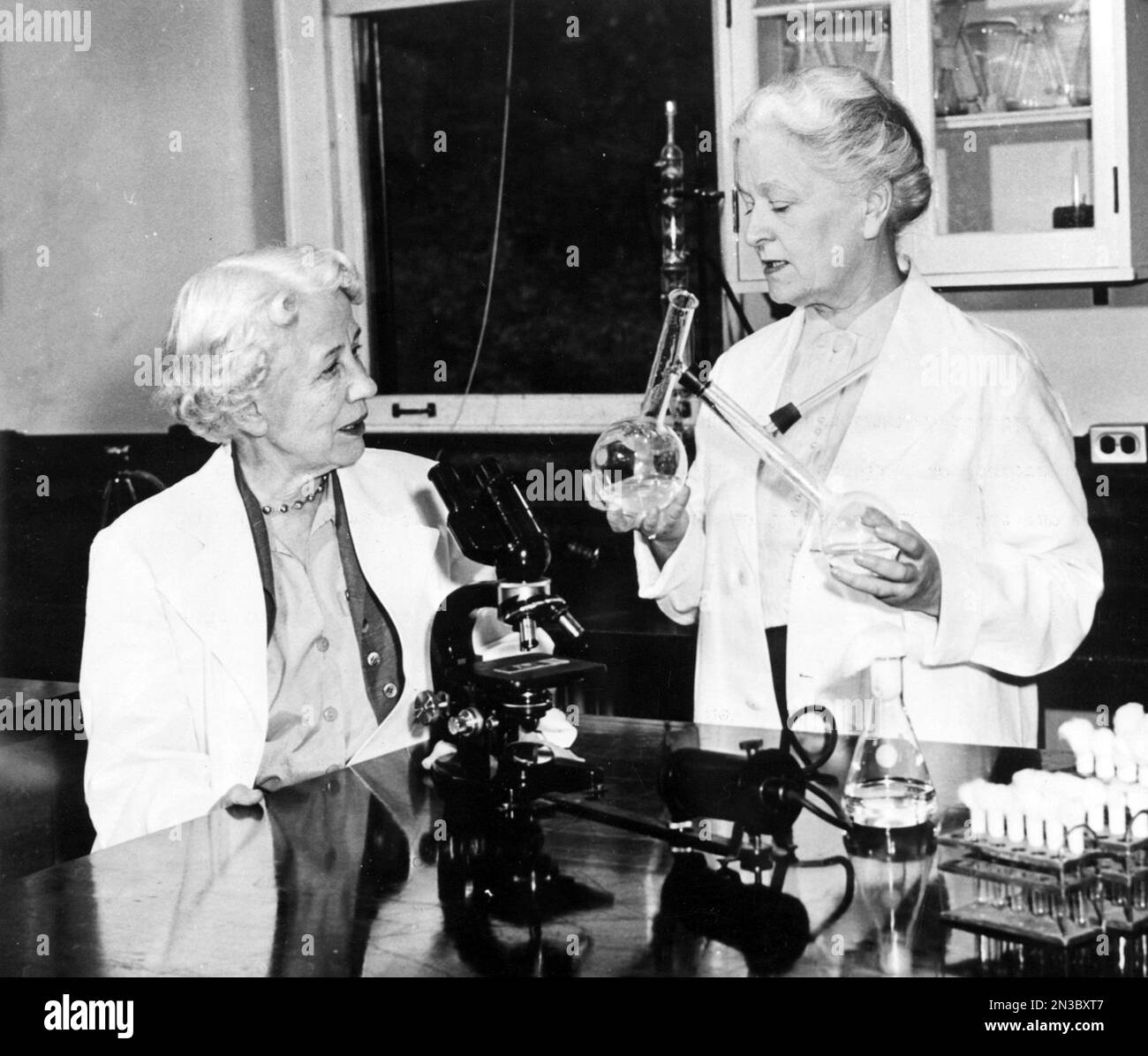 Elizabeth Lee Hazen (1888-1975) et Rachel Brown (1898-1980) microbiologiste Elizabeth Lee Hazen (1888-1975) et chimiste Rachel Brown (1898-1980) Banque D'Images