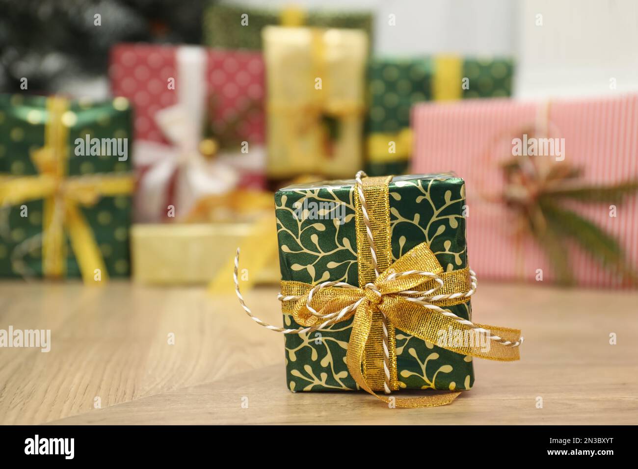 Magnifique cadeau de Noël et pile floue de cadeaux en arrière-plan. Espace  pour le texte Photo Stock - Alamy