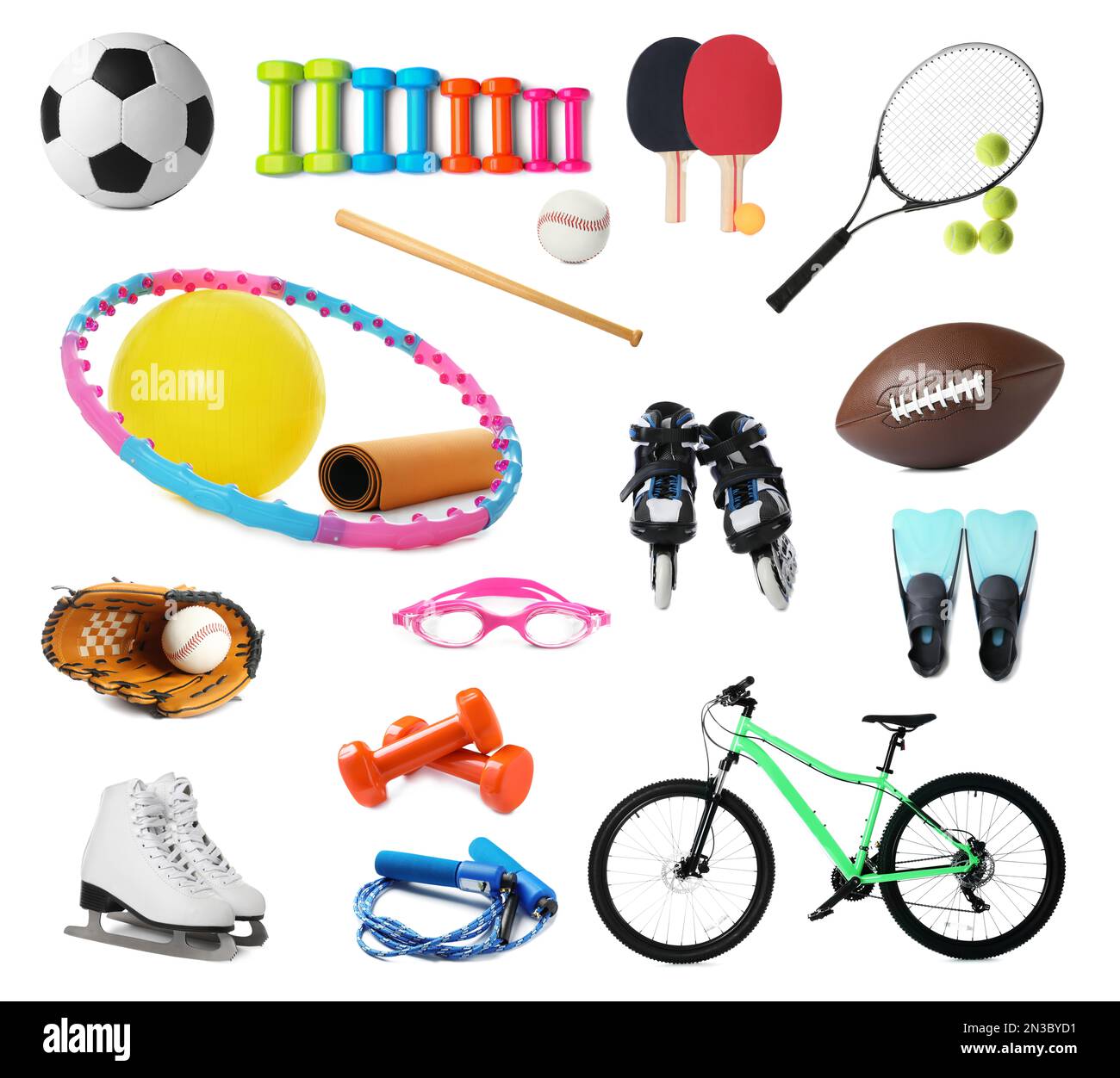 Ensemble d'équipements de sport différents sur fond blanc Banque D'Images