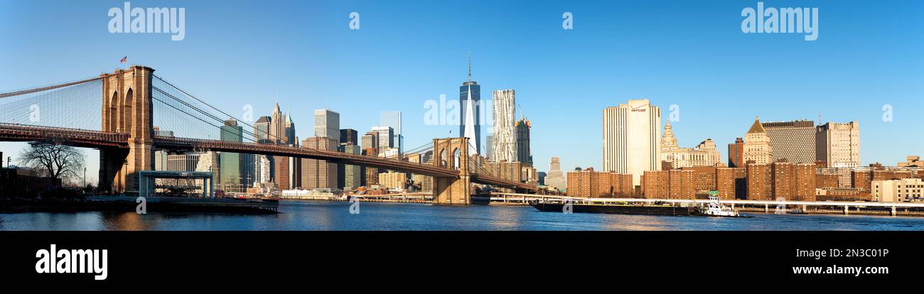 Une grande photographie de l'horizon de New York et du pont de Brooklyn prise de Dumbo, Brooklyn. Banque D'Images