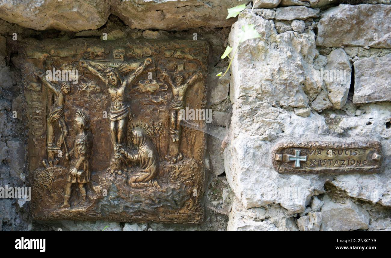 Gros plan de la sculpture de relief religieux à la Villa Santa Maria a Cetrella sur Monte Solaro à Anacapri sur l'île de Capri; Naples, Capri, Italie Banque D'Images