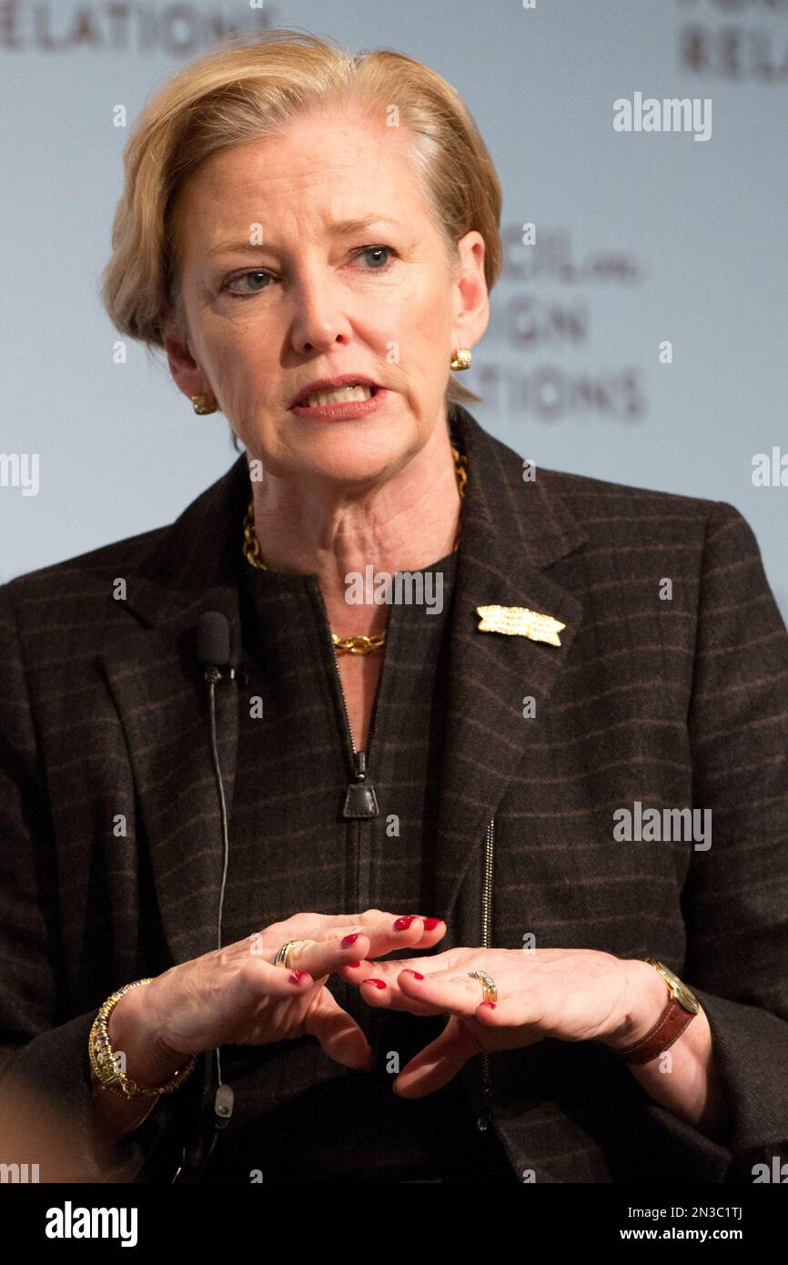 Ellen Kullman, chair of the board and chief executive officer of DuPont, speaks about global competitiveness and the importance of innovation, Thursday, Dec. 18, 2014, at the Council on Foreign Relations in New York. (AP Photo/Mark Lennihan) Banque D'Images