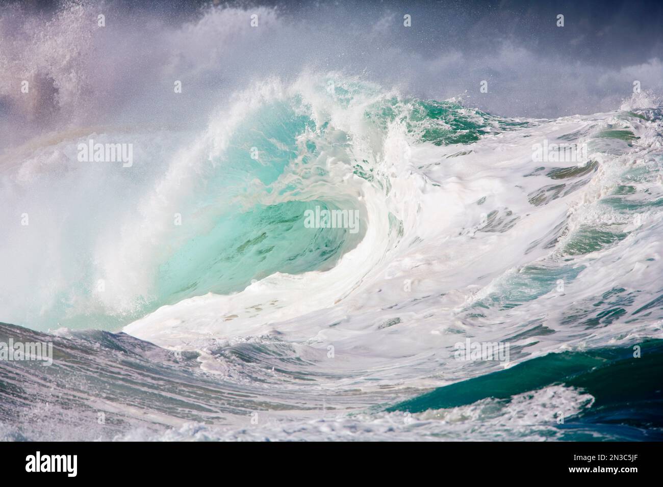 Grand surf hivernal avec vagues mousseuses se brisant sur la rive nord d'Oahu à Waimea un grand jour ; Waimea, Oahu, Hawaii, États-Unis d'Amérique Banque D'Images