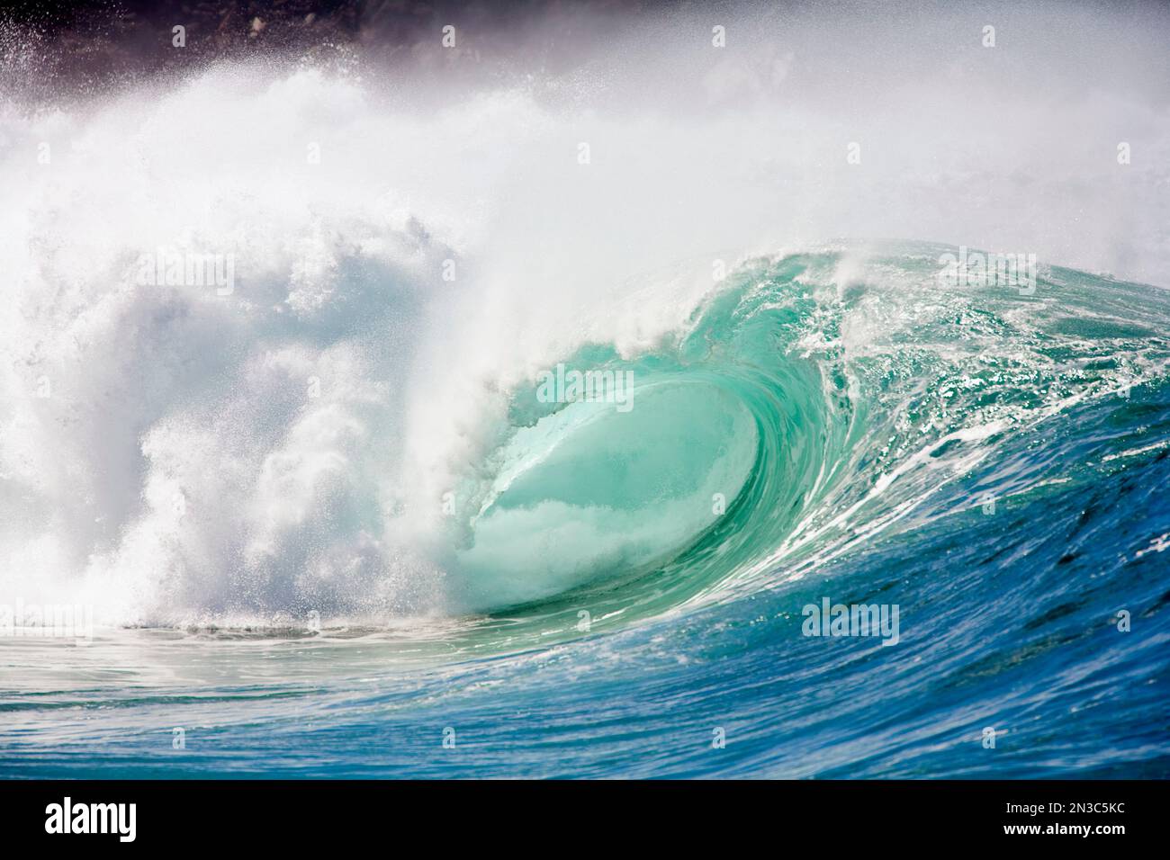 Grand surf hivernal. Vagues se brisant sur la rive nord d'Oahu à Waimea un grand jour ; Waimea, Oahu, Hawaii, États-Unis d'Amérique Banque D'Images