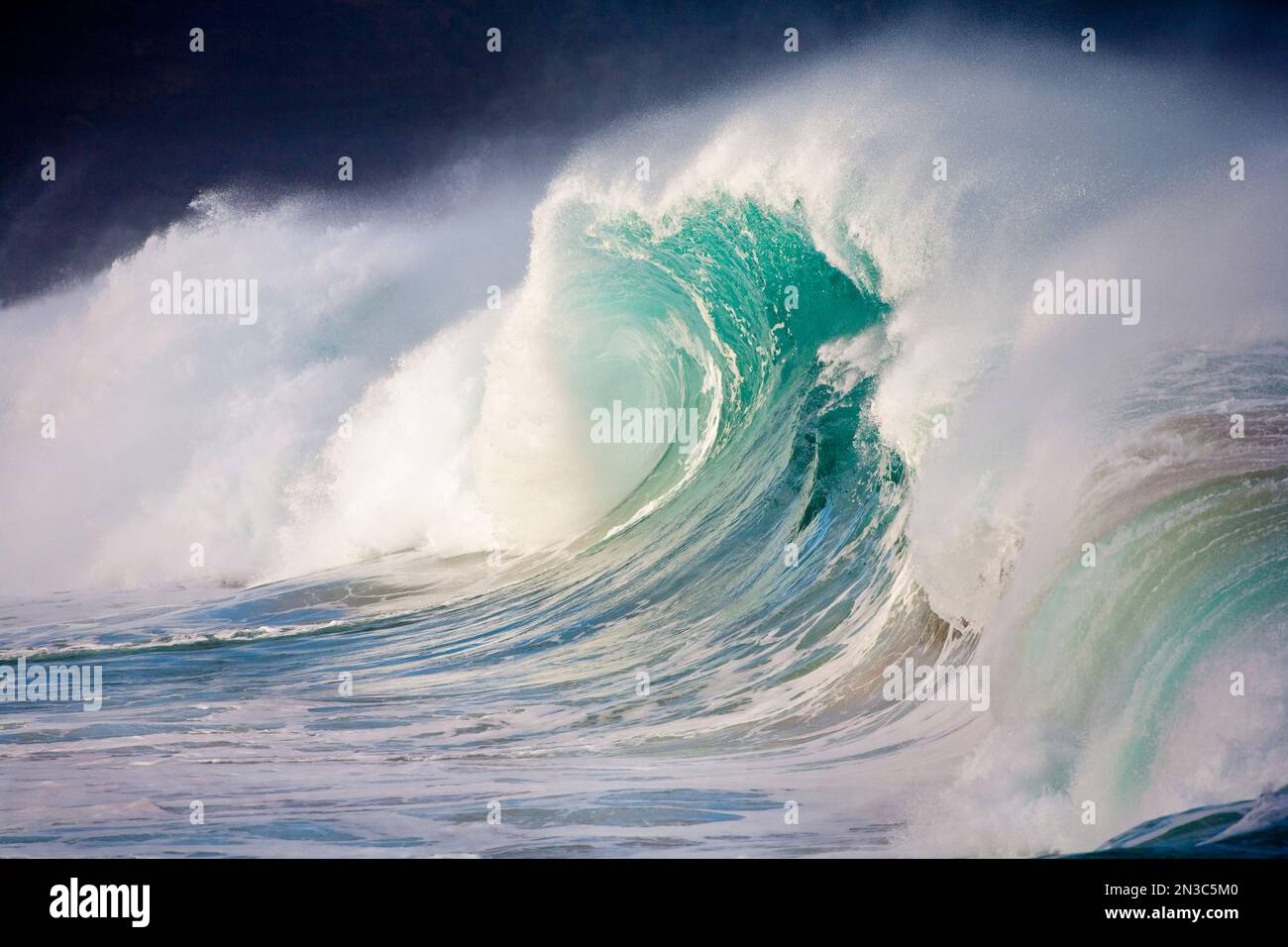 Grand surf hivernal. Vagues se brisant sur la rive nord d'Oahu à Waimea un grand jour ; Waimea, Oahu, Hawaii, États-Unis d'Amérique Banque D'Images