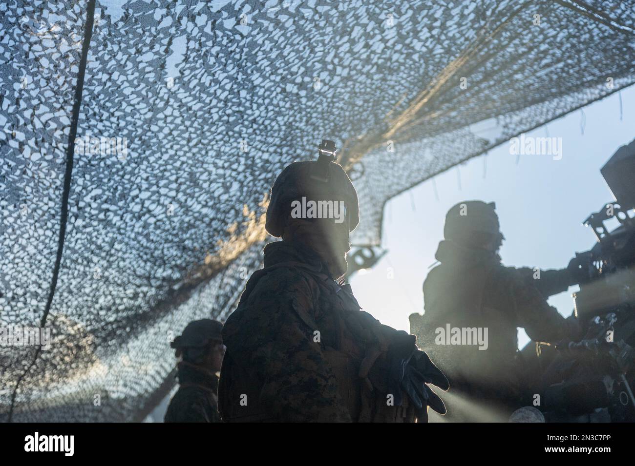 ÉTATS-UNIS Marines avec 3D Bataillon, 12th Marines se préparent à tirer un obusier de 155 mm remorqué de M777 tout en menant un entraînement au feu réel pendant le programme d'entraînement de réinstallation de l'Artillerie 22,4 dans la zone de manœuvre de Yausubetsu, Hokkaido, Japon, 28 janvier 2023. Les compétences développées à l'ARTP augmentent la compétence et la préparation de la seule unité d'artillerie déployée en permanence dans le corps des Marines, leur permettant de fournir des feux indirects de précision. (É.-U. Photo du corps marin par lance Cpl. Jaylen Davis) Banque D'Images