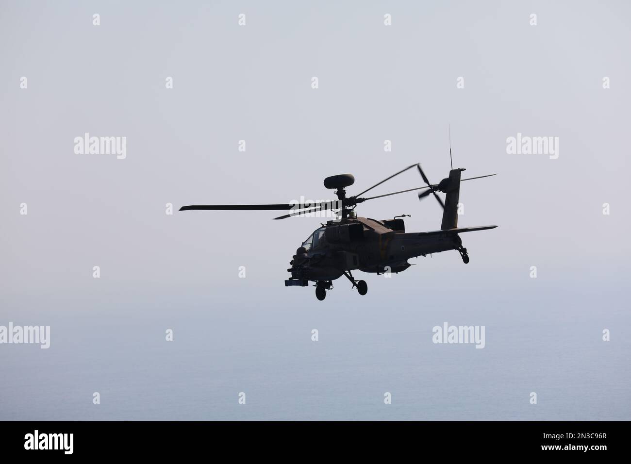 Un hélicoptère Apache AH-64 de la Brigade de l'aviation de combat 36th, Task Force Spaartan, se déplace pour engager des cibles pendant l'exercice Juniper Oak 23. Les hélicoptères Apache AH-64 volaient sur une aire de tir en direct établie en mer Méditerranée en coordination avec la marine américaine et israélienne pour démontrer l'engagement des États-Unis envers la sécurité d'Israël et renforcer l'interopérabilité des forces américaines et israéliennes (États-Unis Photo de l'armée par le sergent d'état-major Sam de Leon). Banque D'Images