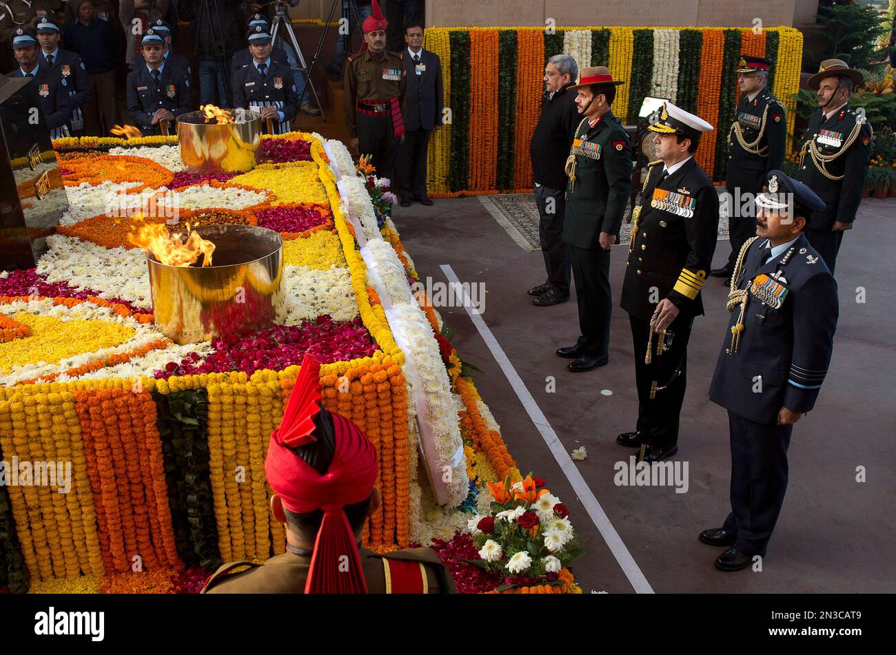 Second row from right, back to front, Indian Defense Minister Manohar Parrikar, Indian Army Chief General Dalbir Singh Suhag, Indian Navy Chief Admiral Robin Dhowan, Indian Air Force Chief Air Chief Marshal Arup Raha pay tributes during a ceremony to commemorate Victory Day at the India Gate war memorial, in New Delhi, India, Tuesday, Dec. 16, 2014. India celebrates Victory Day on Dec.16 every year to commemorate the victory in the 1971 India Pakistan war. (AP Photo /Manish Swarup) Banque D'Images
