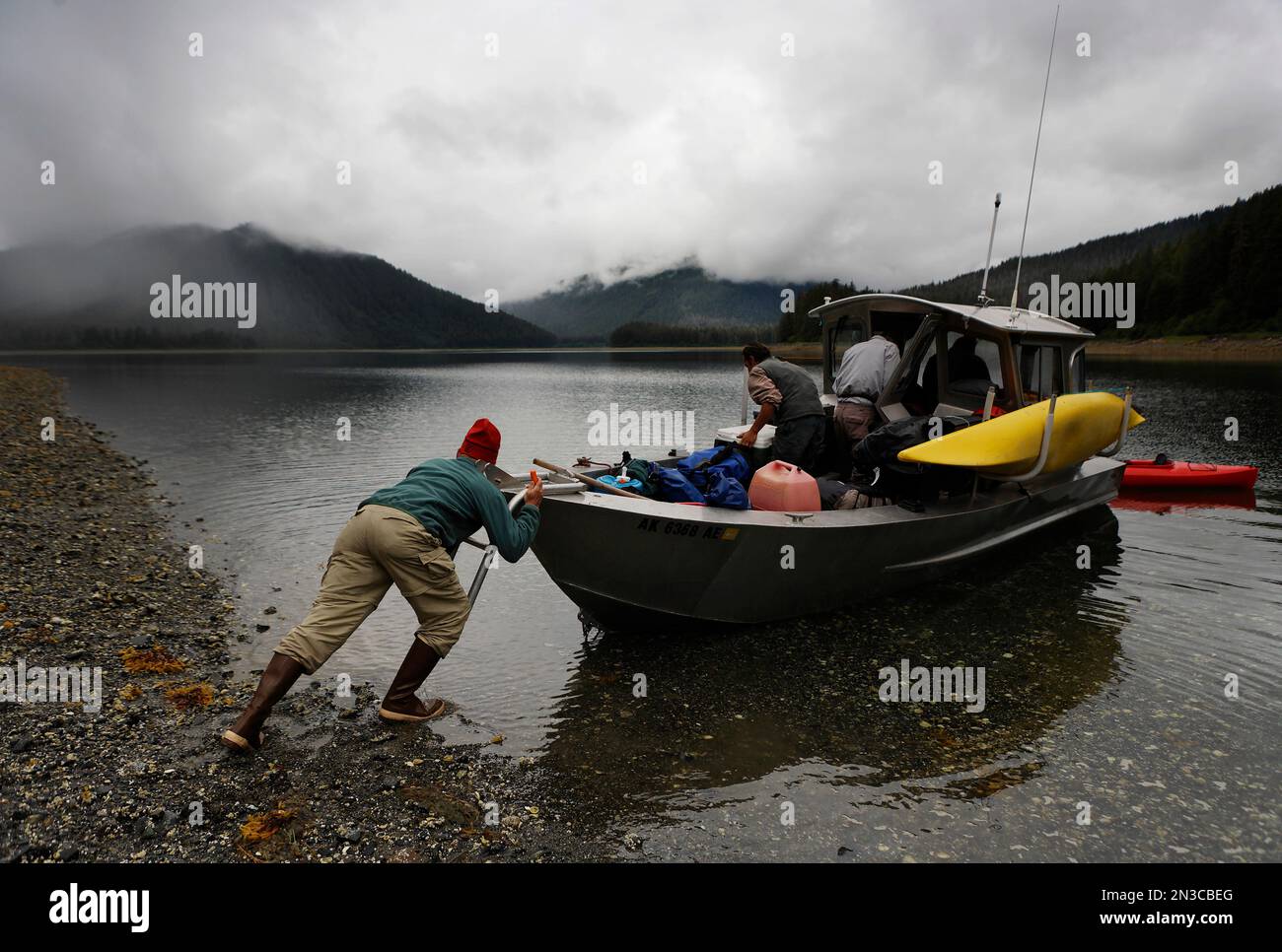 Les écologistes lancent un bateau pour explorer la nature sauvage lors d'un voyage de recherche dans une partie reculée de la forêt nationale des Tongass. Brouillard, pluie et intempéries nuageuses... Banque D'Images