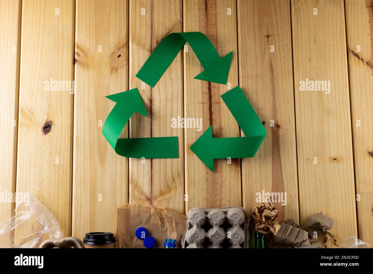Gros plan du symbole de recyclage des flèches vertes et du papier, des déchets en plastique et de l'espace de copie Banque D'Images