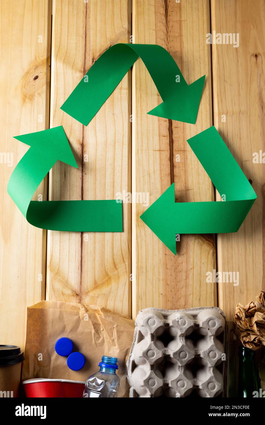 Gros plan du symbole de recyclage des flèches vertes et du papier, des déchets en plastique et de l'espace de copie Banque D'Images