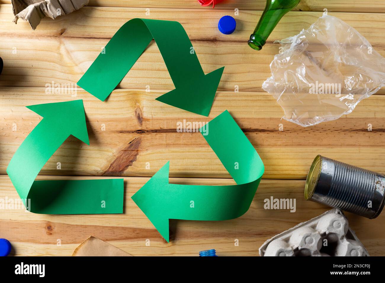 Gros plan du symbole de recyclage des flèches vertes et du papier, des déchets en plastique et de l'espace de copie Banque D'Images