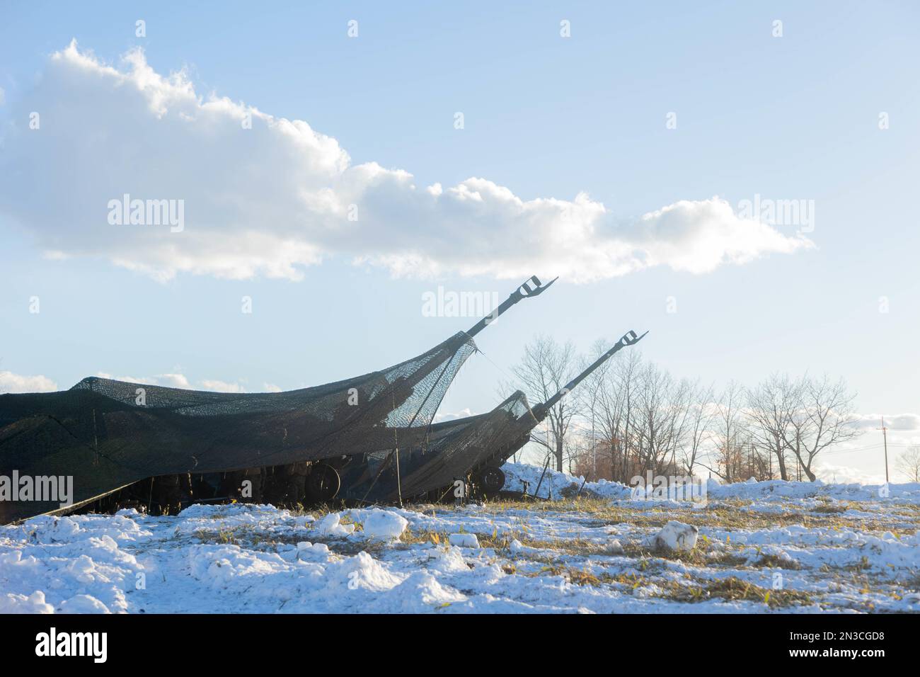 ÉTATS-UNIS Marines avec 3D Bataillon, 12th Marines mènent un entraînement au feu réel avec M777 obusiers de 155 mm remorqués pendant le programme d'entraînement au déplacement de l'artillerie 22,4 dans la zone de manœuvre de Yausubetsu, Hokkaido, Japon, 28 janvier 2023. Les compétences développées à l'ARTP augmentent la compétence et la préparation de la seule unité d'artillerie déployée en permanence dans le corps des Marines, leur permettant de fournir des feux indirects de précision. (É.-U. Photo du corps marin par lance Cpl. Jaylen Davis) Banque D'Images