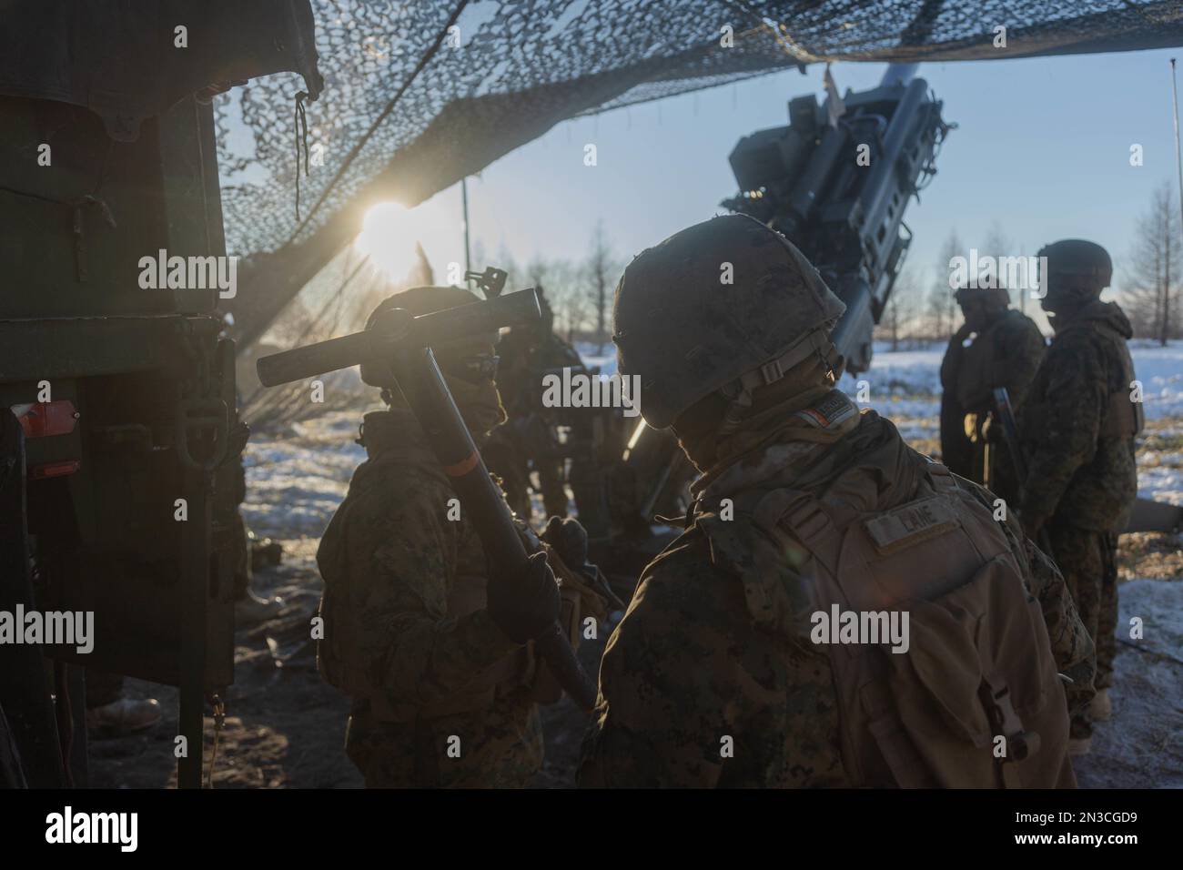 ÉTATS-UNIS Marines avec 3D Bataillon, 12th Marines se préparent à tirer un obusier de 155 mm remorqué de M777 tout en menant un entraînement au feu réel pendant le programme d'entraînement de réinstallation de l'Artillerie 22,4 dans la zone de manœuvre de Yausubetsu, Hokkaido, Japon, 28 janvier 2023. Les compétences développées à l'ARTP augmentent la compétence et la préparation de la seule unité d'artillerie déployée en permanence dans le corps des Marines, leur permettant de fournir des feux indirects de précision. (É.-U. Photo du corps marin par lance Cpl. Jaylen Davis) Banque D'Images