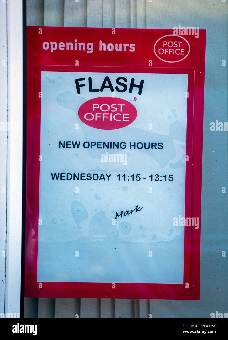 Avis dans le bureau de poste dans le plus haut village d'Angleterre Flash informant de nouvelles heures d'ouverture courtes Banque D'Images