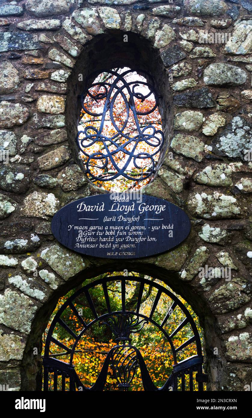 LLANYSTUMDWY, PAYS DE GALLES Royaume-Uni – NOVEMBRE 21 : plaque du premier ministre libéral David Lloyd George. Conçu par Clough Williams-Ellis. Llanystumdwy , Criccieth, N Banque D'Images