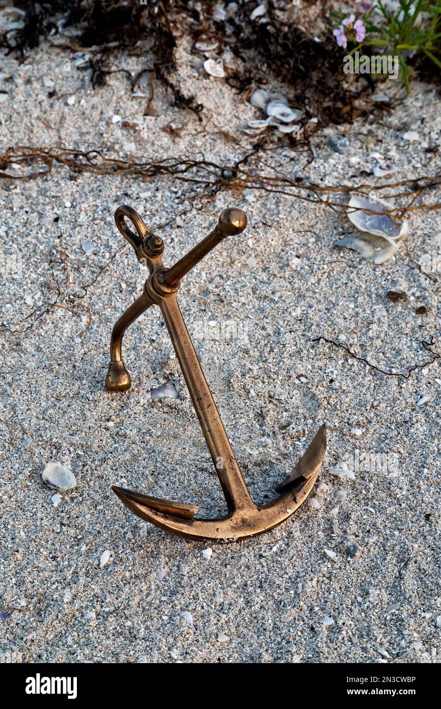 Cape Horn Anchor, Brass Sculpture, reposant sur la plage, Golfe du Mexique, Texas. Banque D'Images