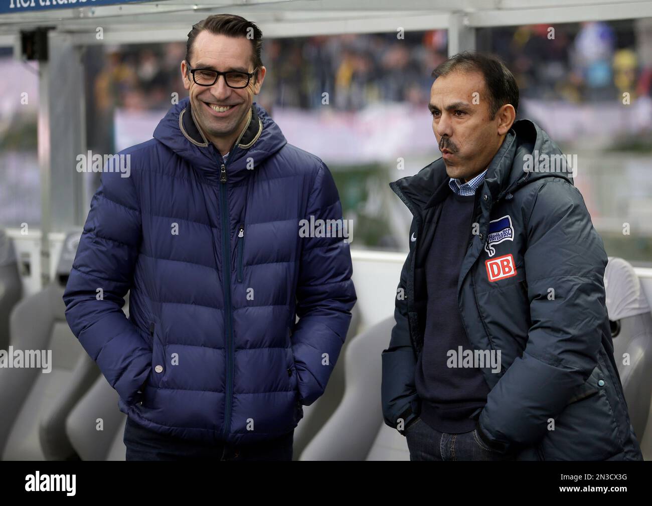 Berlin's managing director Michael Preetz, left, and head coach Jos Luhukay from the Netherlands, right, attend the warm up for the German Bundesliga soccer match between Hertha BSC Berlin and Borussia Dortmund at the Olympia stadium in Berlin, Germany, Saturday, Dec. 13, 2014. Berlin defeated Dortmund by 1-0.(AP Photo/Michael Sohn) Banque D'Images