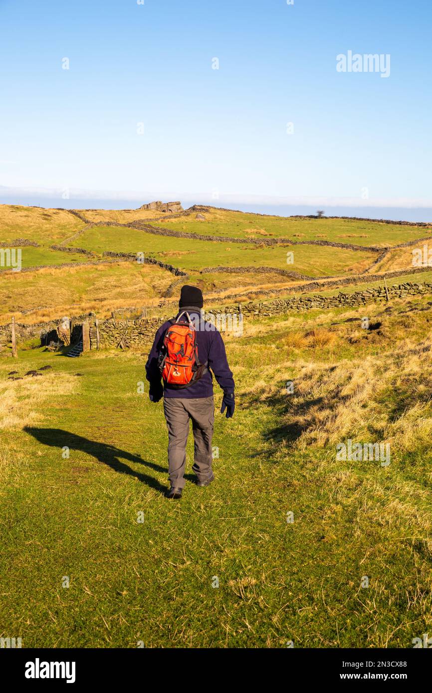 Homme marchant à dos dans le district de pic anglais près du village de Flash dans les landes Staffordshire Banque D'Images