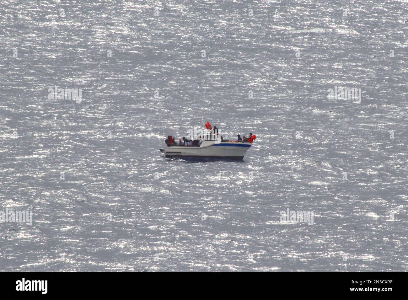 23 mâles algériens déshydratés, maroonés ayant perdu de l'énergie sur leur bateau alors qu'il dévie dans la mer Méditerranée, à 100 milles de la terre, août 2022. Banque D'Images