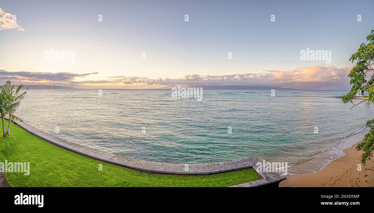 Vue sur l'océan depuis le rivage d'un centre de villégiature de Lahaina, vue sur l'océan Pacifique et un ciel bleu pâle au crépuscule Banque D'Images