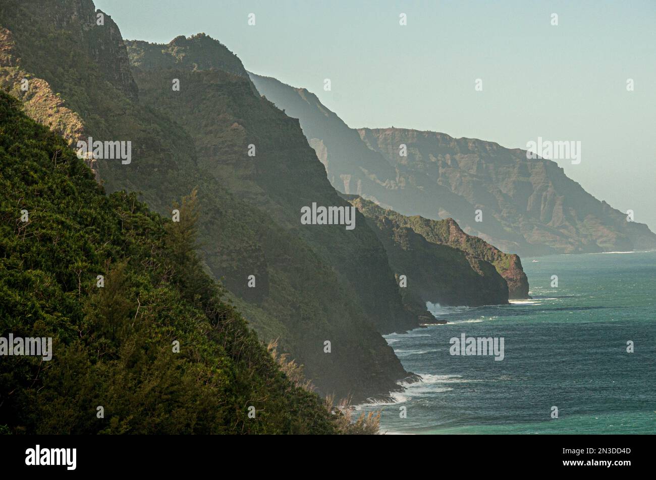 Crêtes stratifiées des falaises de mer le long de la côte Napali ; Kauai, Hawaï, États-Unis d'Amérique Banque D'Images