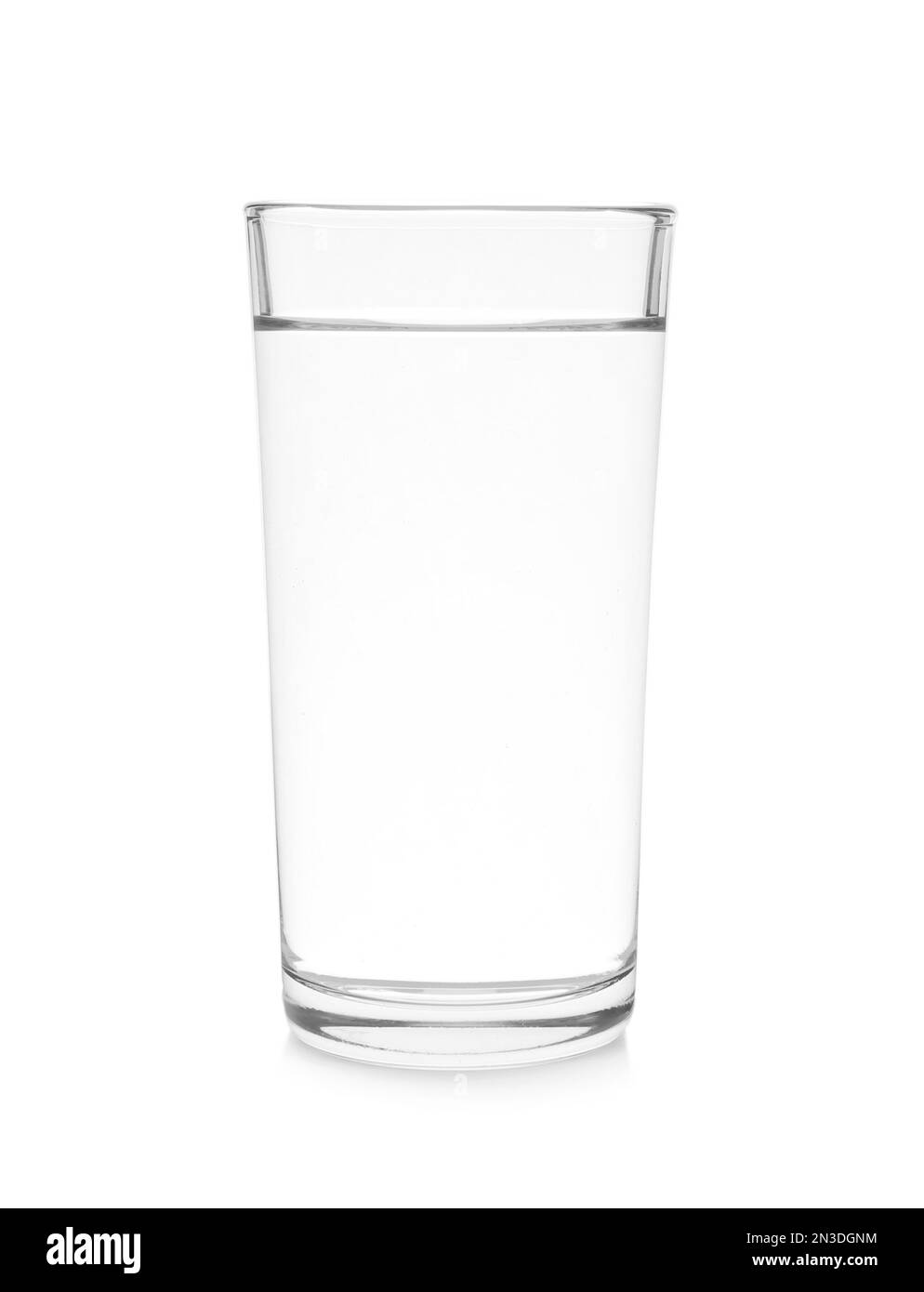 Verre d'eau pure isolé sur blanc Banque D'Images