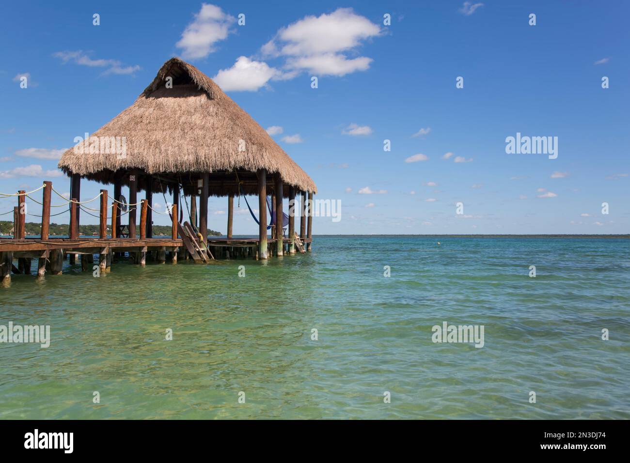 Belvédère de Tiki Hut sur le quai avec eau turquoise au Rancho Encantado Eco-Resort & Spa à Bacalar ; Quintana Roo, Mexique Banque D'Images