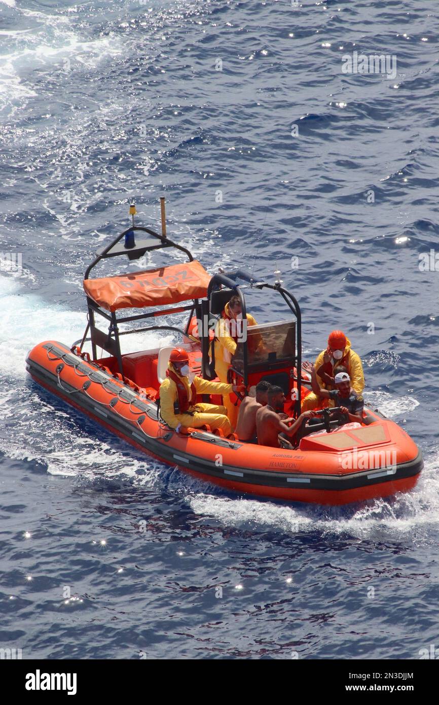 La CÔTE de réaction rapide d’Aurora sauve trois migrants mâles déshydratés de leur bateau dérivant sans électricité dans les voies maritimes méditerranéennes. Banque D'Images
