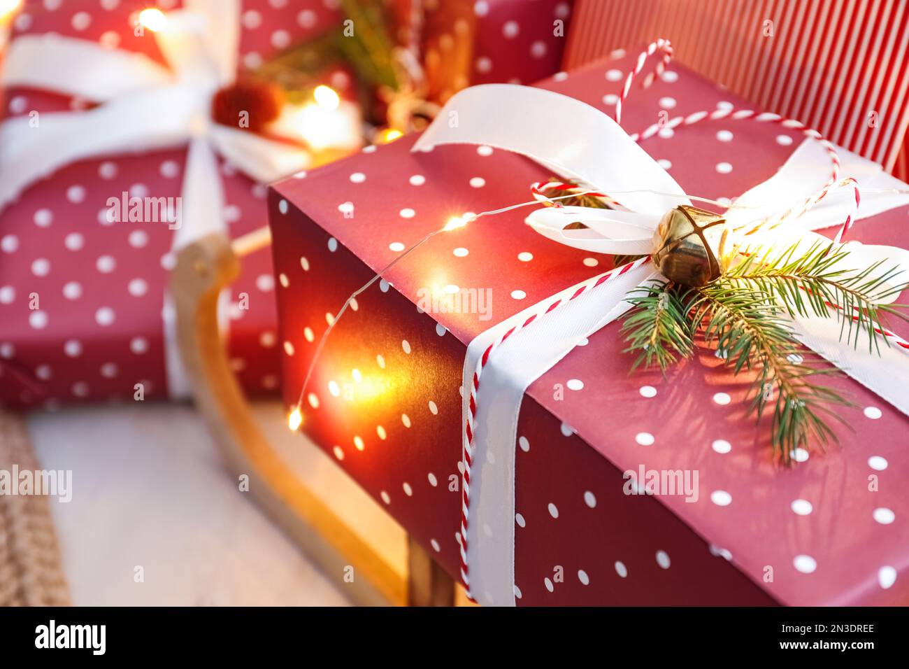 Magnifique cadeau de Noël sur fond flou, gros plan Photo Stock - Alamy