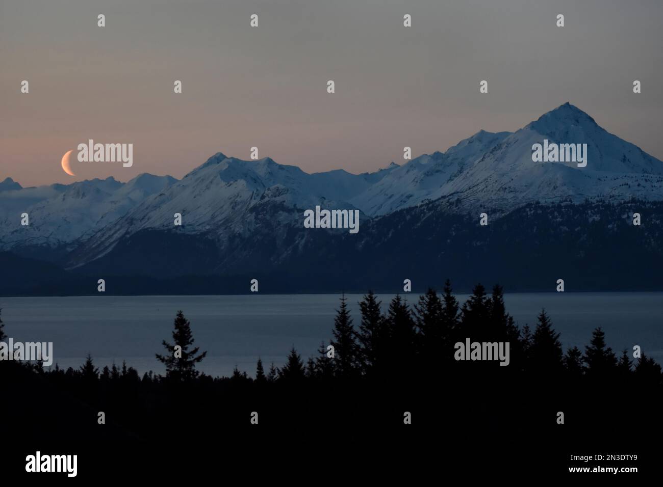 Lever de lune au-dessus de la baie de Kachemak et des monts Kenai, Alaska, États-Unis ; Homer, Alaska, États-Unis d'Amérique Banque D'Images