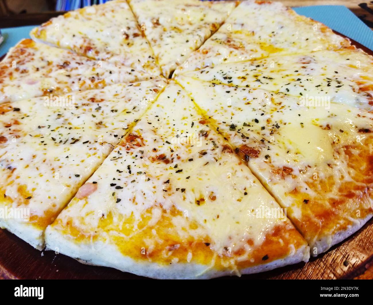 Pizza napolitaine servie sur une planche de bois Banque D'Images
