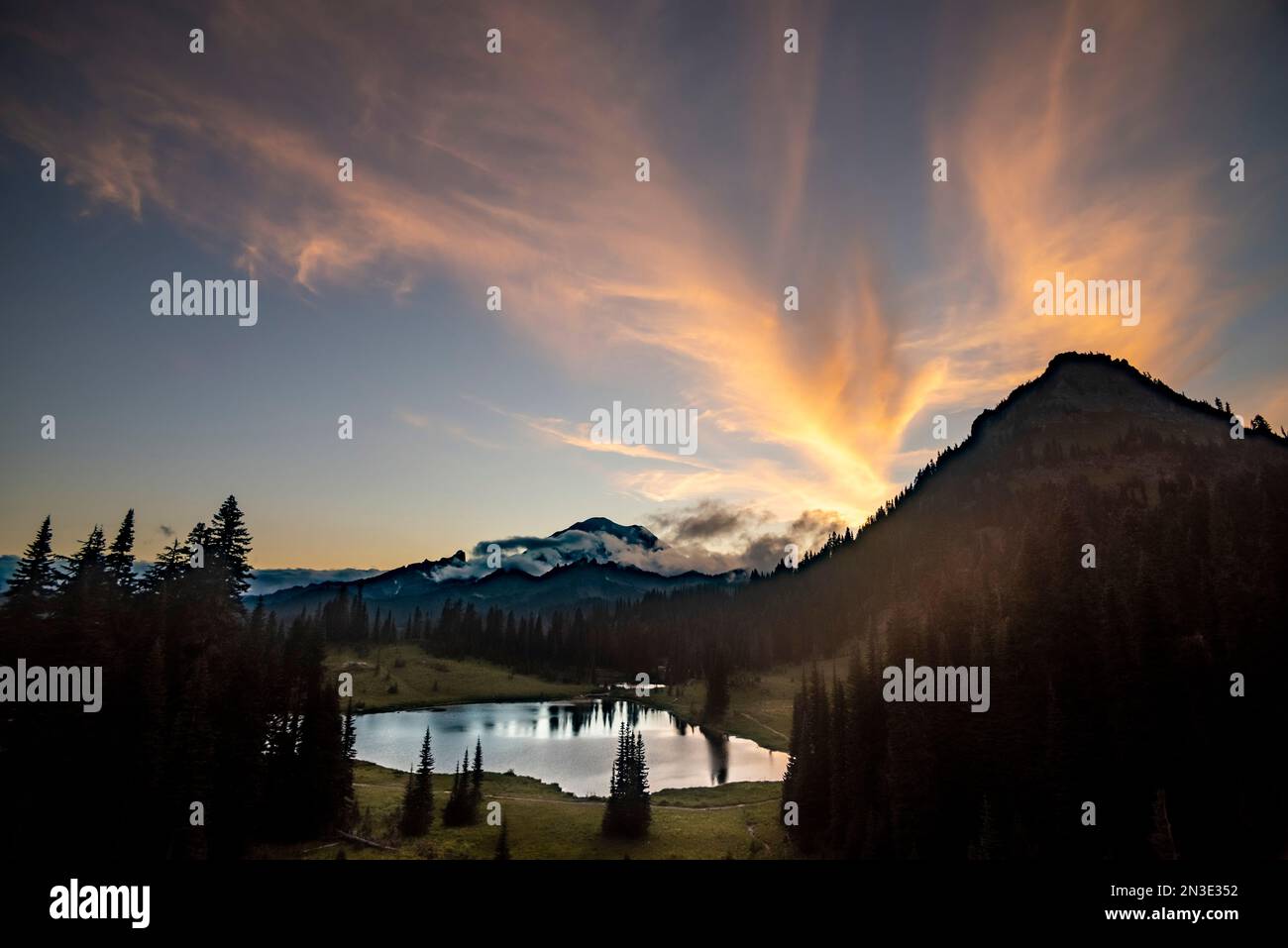 Les couleurs du coucher du soleil sur les nuages de plumes survole Mont Rainier, vue depuis le lac Tipsoo dans le parc national du Mont Rainier Banque D'Images