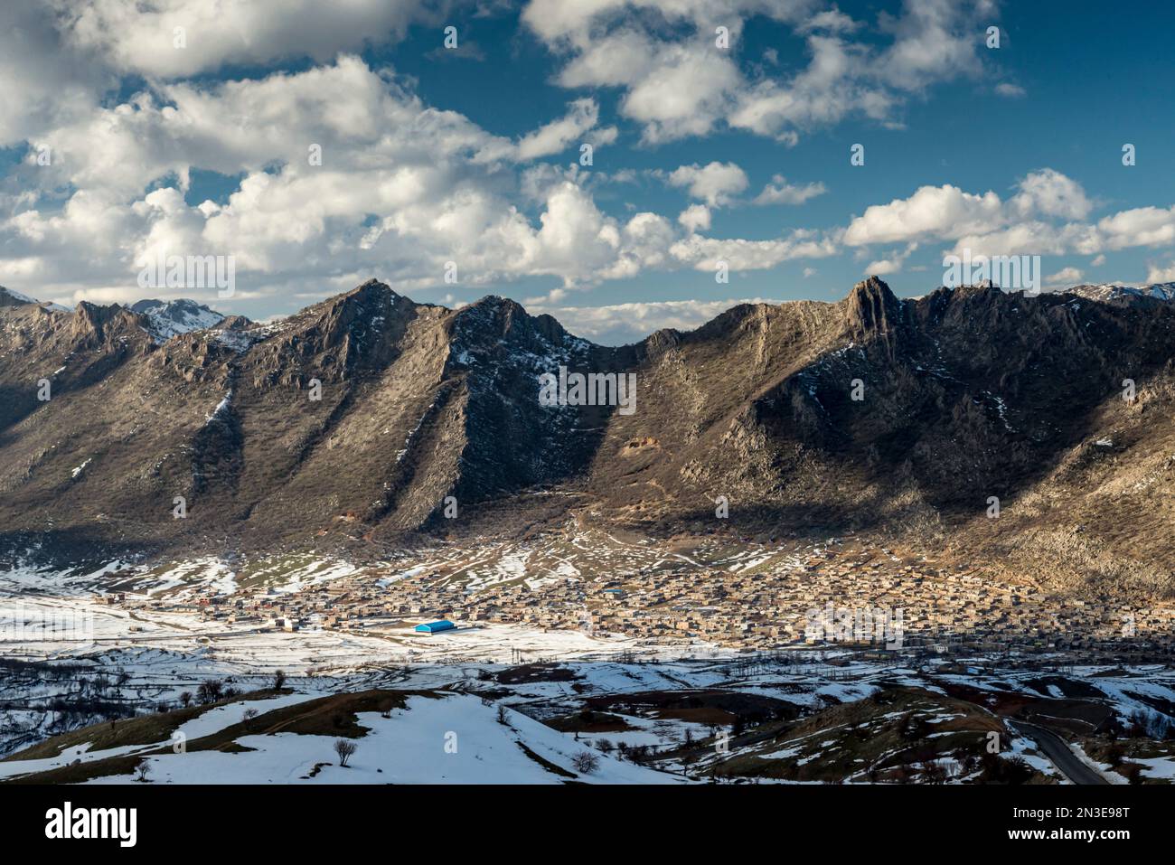 Ville au pied des montagnes Zagros dans la région iranienne du Kurdistan en hiver ; Kermanshah, Iran Banque D'Images