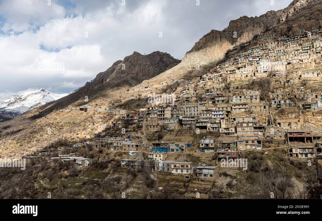 Village historique d'Uraman Takht sur une pente raide dans les monts Zagros ; Uraman Takht, Kermanshah, Iran Banque D'Images