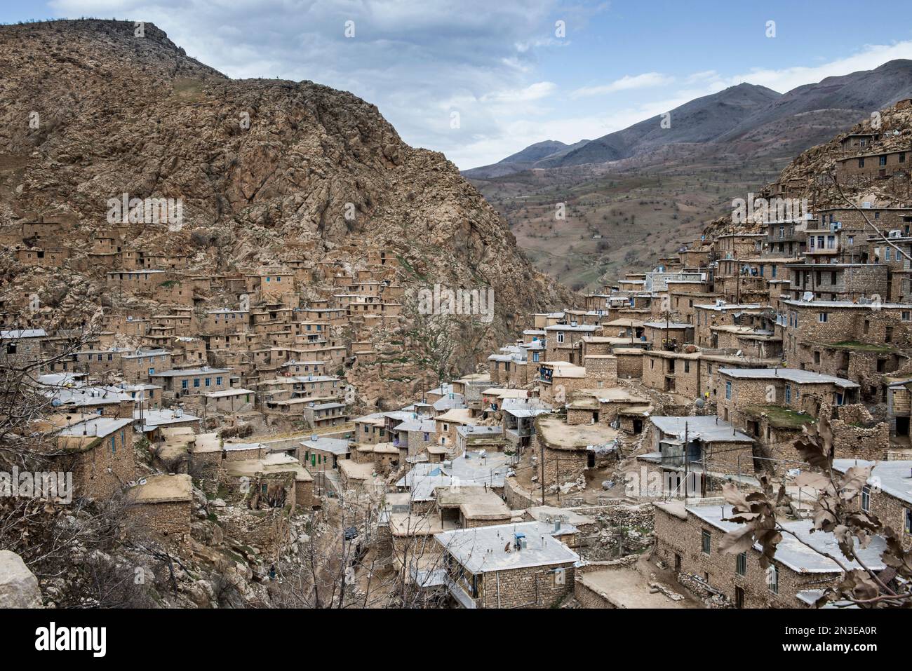 Vue à travers l'ancien village montagnard de Palangan dans les montagnes Zagros ; Kermanshah, Iran Banque D'Images