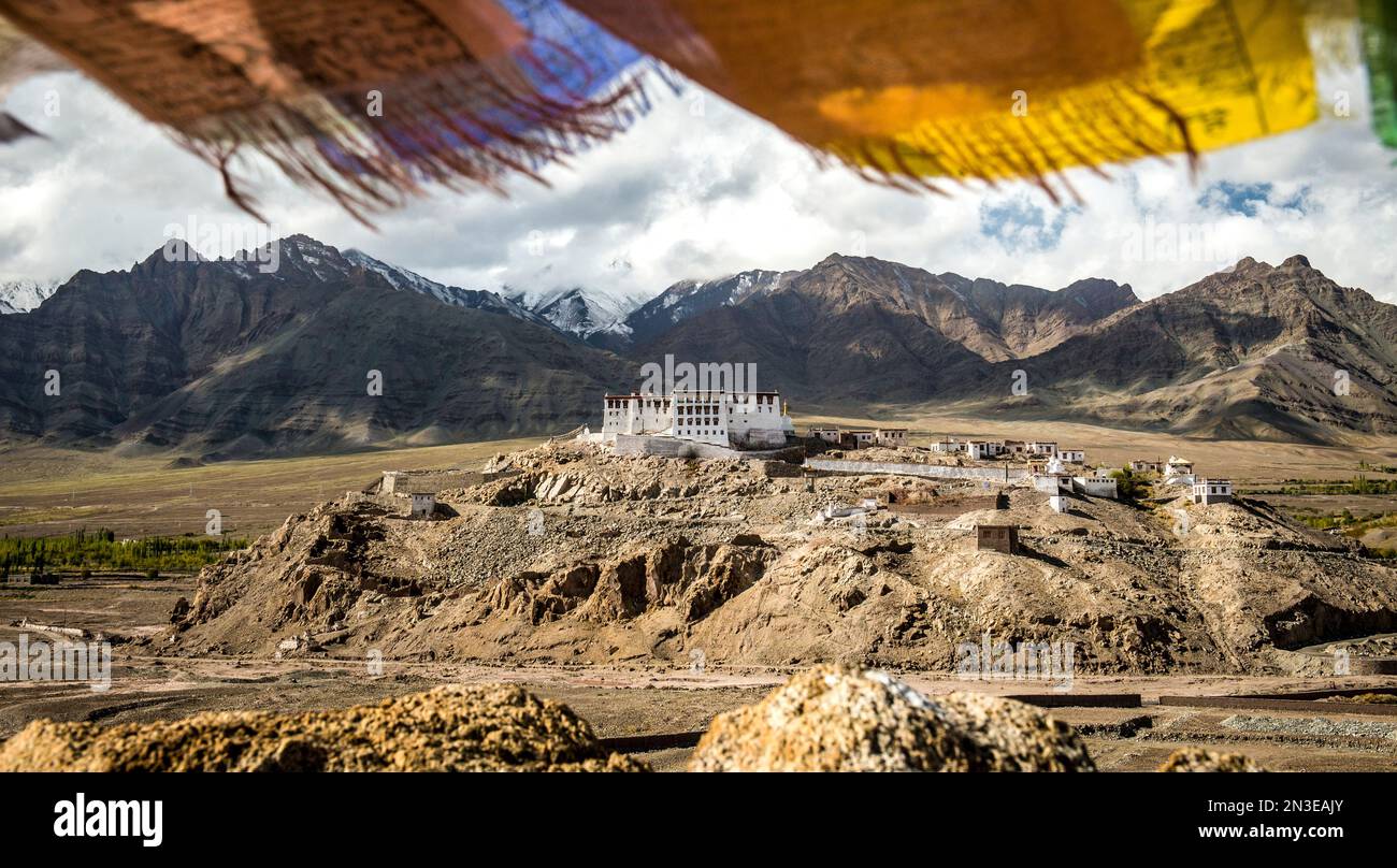 Vue d'ensemble du Stakna Gompa bouddhiste tibétaine sur un éperon rocheux dans les contreforts de l'Himalaya, le district de Leh, avec des drapeaux de prière... Banque D'Images