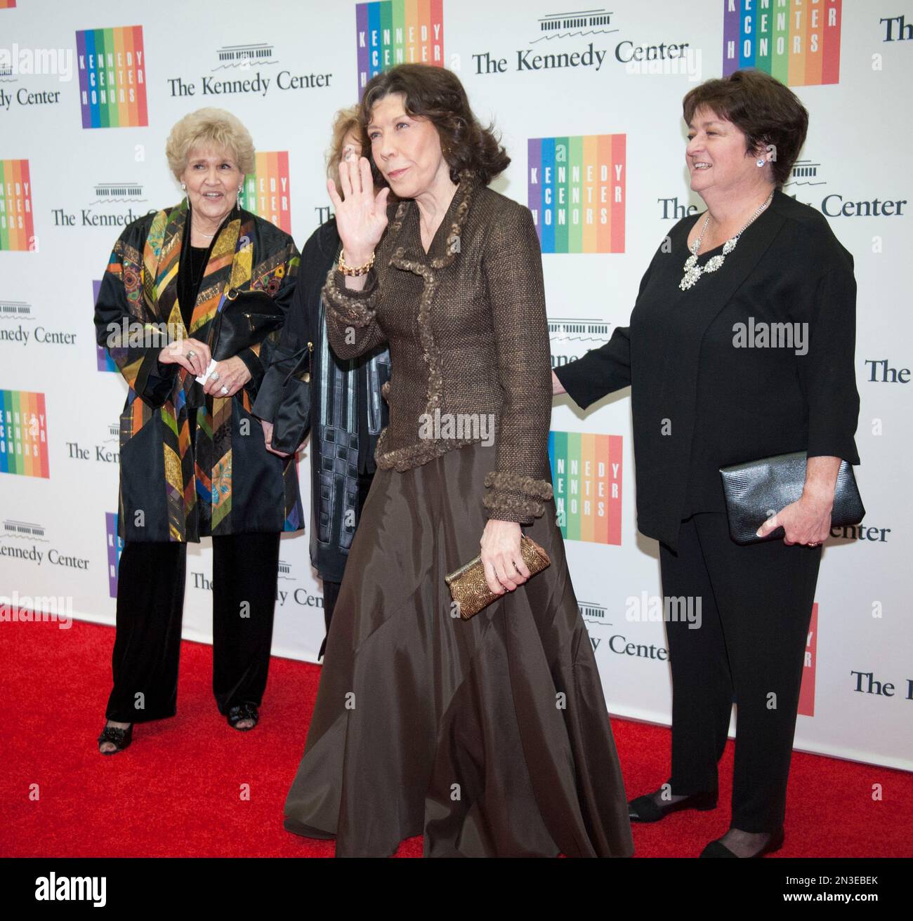 2014 Kennedy Center Honoree Lily Tomlin poses for photos on the red carpet at the State Department Dinner for the Kennedy Center Honors on Saturday, Dec. 6, 2014 at the State Department in Washington. (AP Photo/Kevin Wolf) Banque D'Images