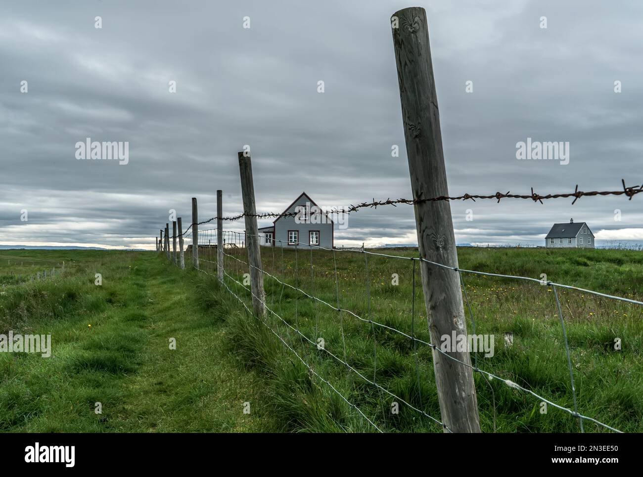 Bâtiments de ferme et grillage et clôture de poteau sur une ferme sur l'île Flatey, partie d'un groupe d'environ quarante grandes et petites îles et îlots situés dans B... Banque D'Images