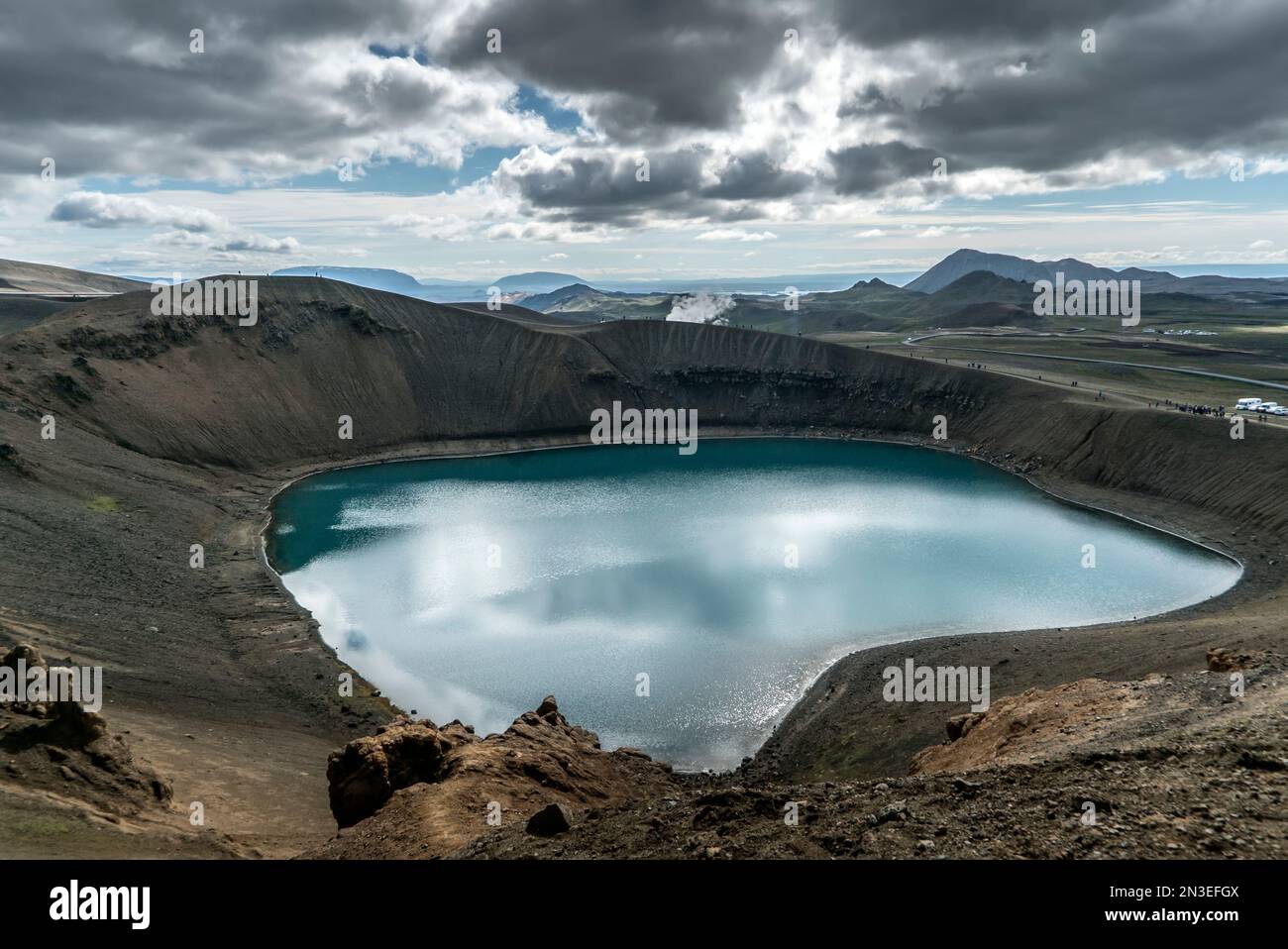 Eaux turquoises du lac de Viti dans le cratère de Viti de Krafla. Krafla est une caldeira volcanique d'environ 10 km de diamètre avec une zone de fissure de 90 km de long.... Banque D'Images