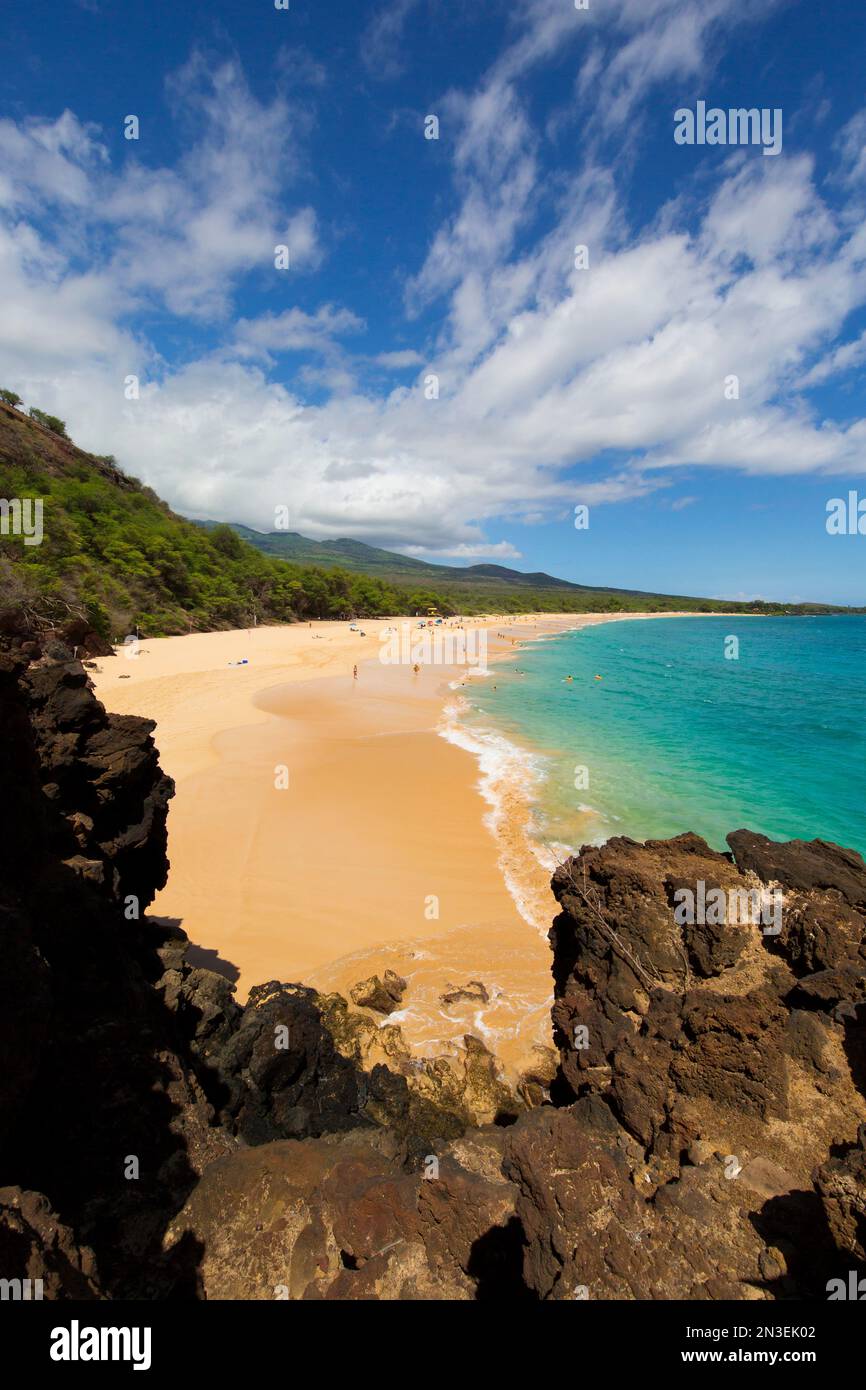 Les gens appréciant le sable et les eaux turquoises à Makena Beach, Oneloa (Big Beach) ; Makena, Maui, Hawaii, États-Unis d'Amérique Banque D'Images