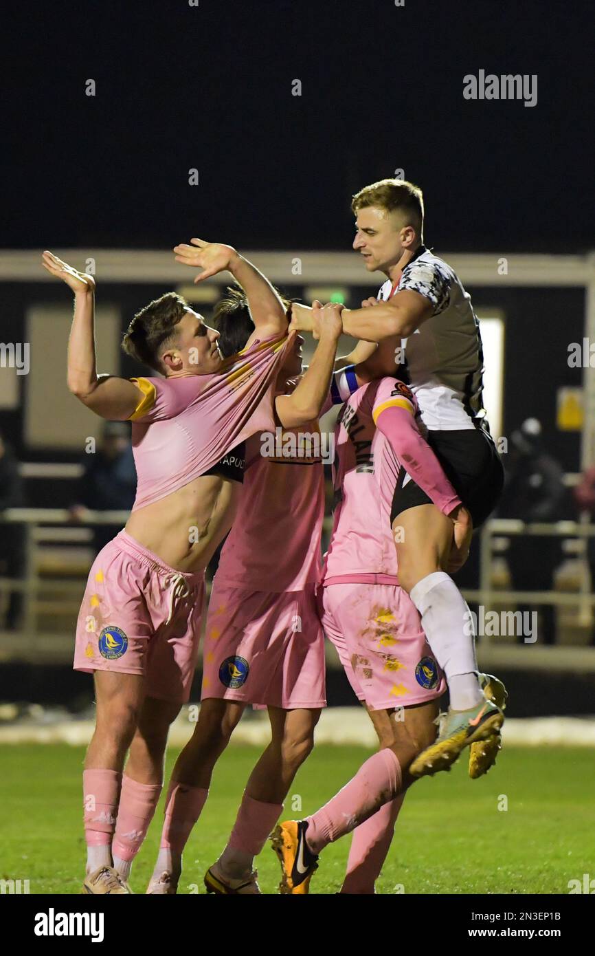 King's Lynn Town Aaron Jones et Glen Naylor de Spennymoor Town clash après l'égaliseur de Spennymoor lors du match nord de la Ligue nationale de Vanarama entre Spennymoor Town et Kings Lynn au Brewery Field, Spennymoor, le mardi 7th février 2023. (Photo : Scott Llewellyn | MI News) Credit: MI News & Sport /Alay Live News Banque D'Images