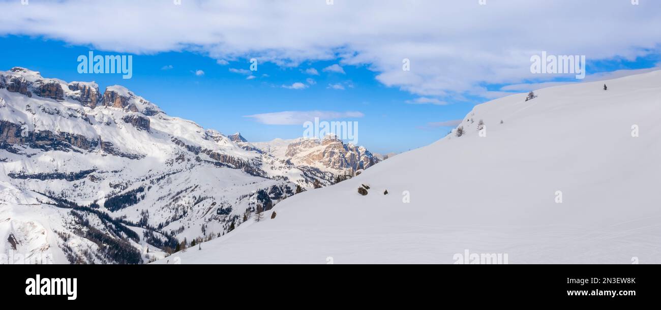 Vue sur les pentes enneigées et les sommets montagneux de Monti Alti di Ornella à Alto Agordino dans le district de Belluno dans la région de Vénétie des Dolomites Banque D'Images