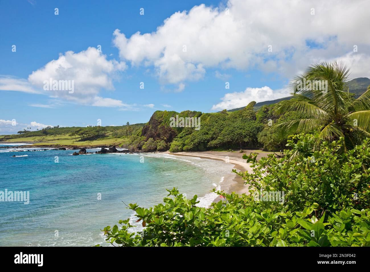 Belle plage de Hamoa le long de la côte de Maui ; Hana, Maui, Hawaï, États-Unis d'Amérique Banque D'Images