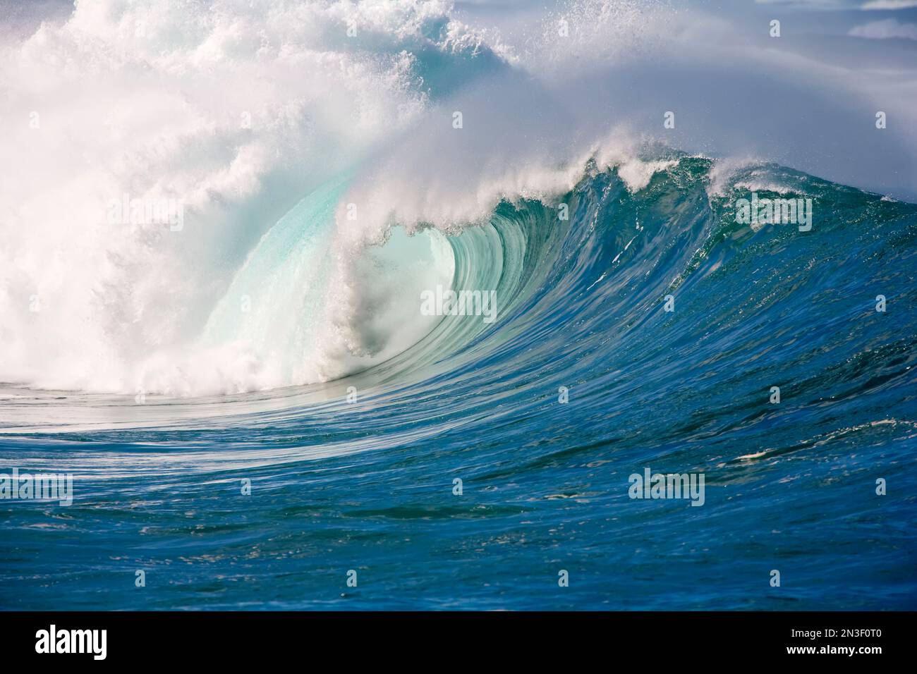 Grand surf hivernal avec des vagues brisant sur la rive nord d'Oahu à Waimea un grand jour ; Oahu, Hawaï, États-Unis d'Amérique Banque D'Images