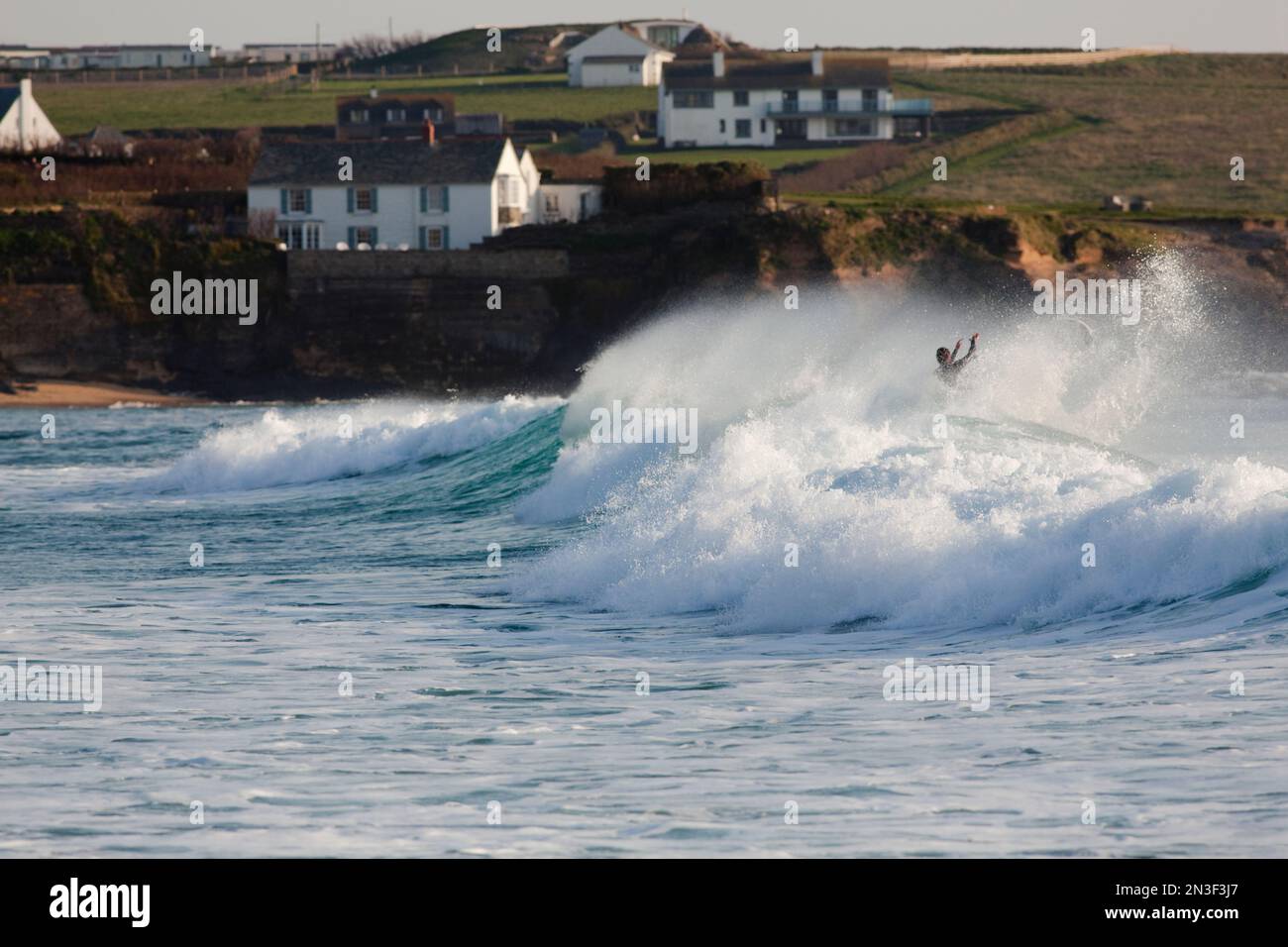 Personne appréciant les vagues de l'océan à Constantine Bay près de Padstow; Constantine Bay, Cornwall, Angleterre, Grande-Bretagne Banque D'Images