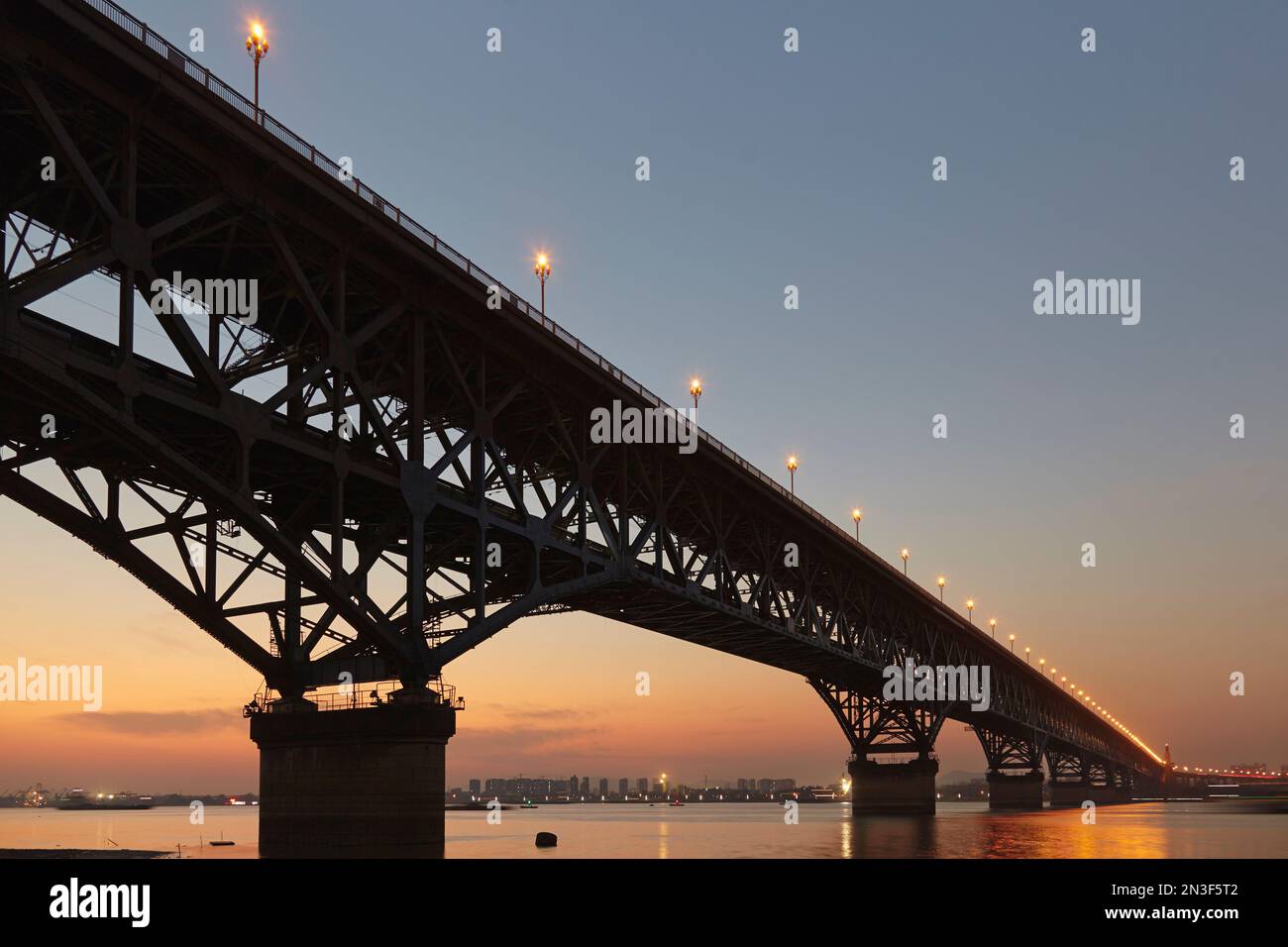 Silhouette du pont Yangtze, traversant le fleuve Yangtze, illuminé au crépuscule ; Nanjing, province de Jiangsu, Chine Banque D'Images