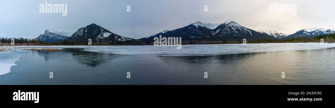 Étendue des beaux lacs Vermilion dans la vallée de la Bow avec les sommets Rundle du sud de la chaîne de Banff; District d'amélioration no 9, Alberta, Canada Banque D'Images