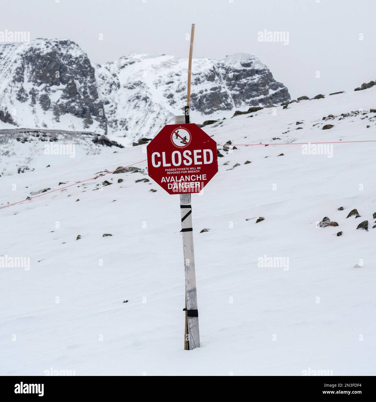 Un panneau rouge indiquant qu'une station de ski est fermée en raison d'avalanches dangereuses, Parc national Banff, Alberta, Canada Banque D'Images